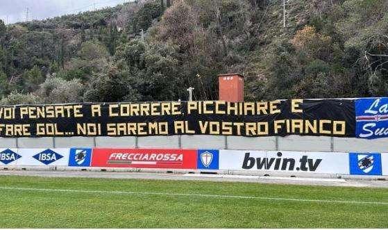 Sampdoria, striscione dei Gruppi della Sud a Bogliasco: "Saremo al vostro fianco"