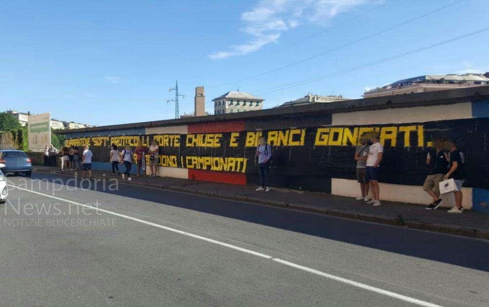 Striscione a Marassi: "Porte chiuse e bilanci gonfiati... Evviva riprendono i campionati" 
