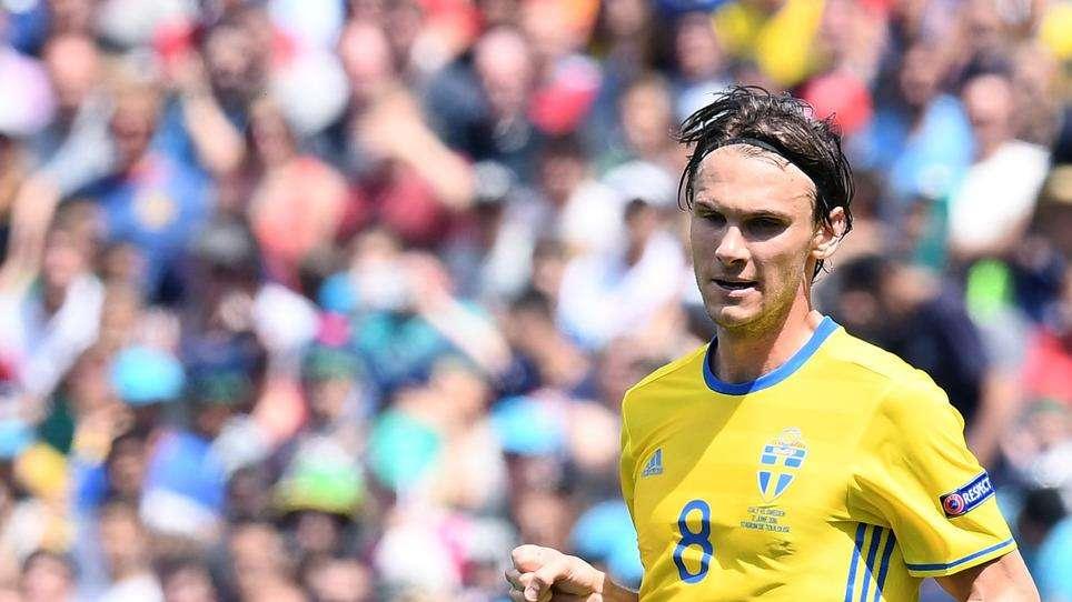 Svezia doma Grecia (2-0) e mantiene testa del girone. Ekdal in campo 82'