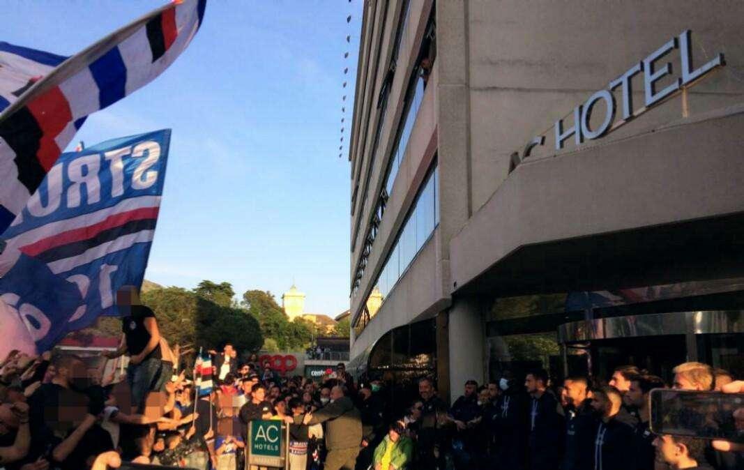Verso Sampdoria - Genoa: tifosi all'AC Hotel per incitare la squadra (foto)