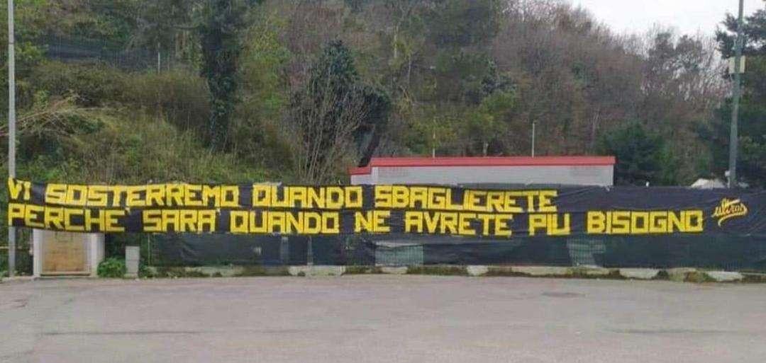 Striscione UTC: "Vi sosterremo quando sbaglierete"