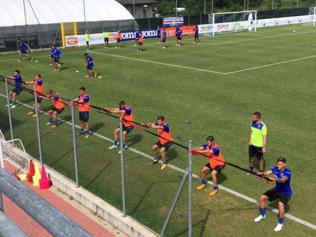 Allenamento tecnico-tattico sotto gli occhi di Ferrero. In 6 fuori dai ranghi