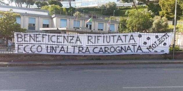 Striscione Molesti: "Beneficenza rifiutata, ecco un'altra carognata"