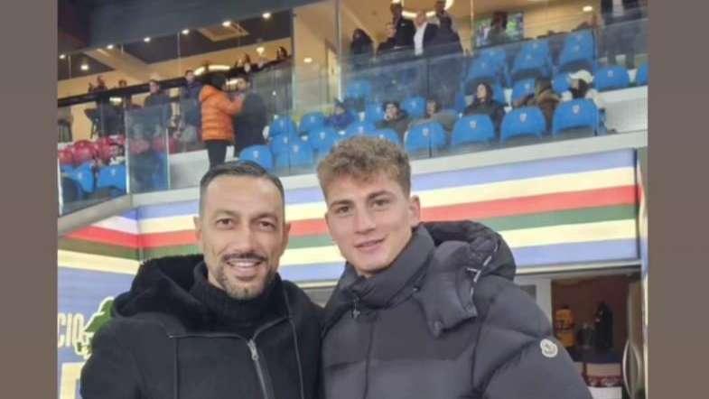 Social Sampdoria, Sebastiano Esposito al Ferraris per i fratelli. Selfie con Quagliarella