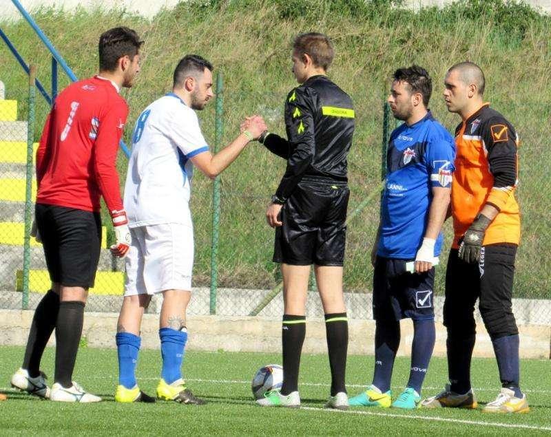 Blucerchiati del Molise fermati da tre legni e un contestato rigore nel recupero: è 2-2 con la 2° forza del torneo