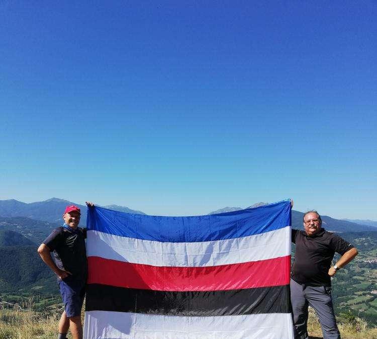 "Bevo e scatto per la Samp": Beppe e Massimo sulla Pietra di Bismantova