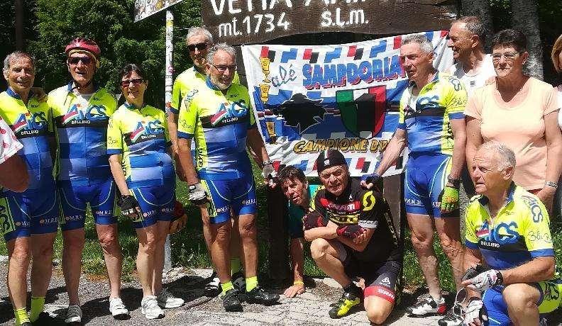 "Bevo e scatto per la Samp": Mauro, sempre in sella con la bandiera blucerchiata