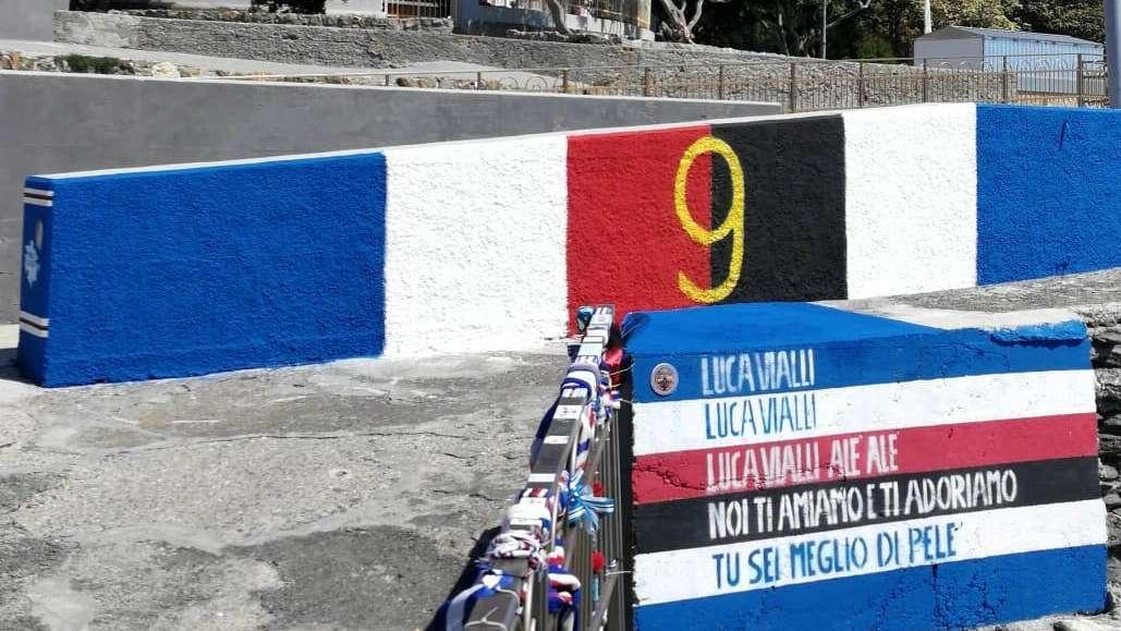 I campioni della Sampdoria dello Scudetto al Molo dell'Amicizia in ricordo di Vialli