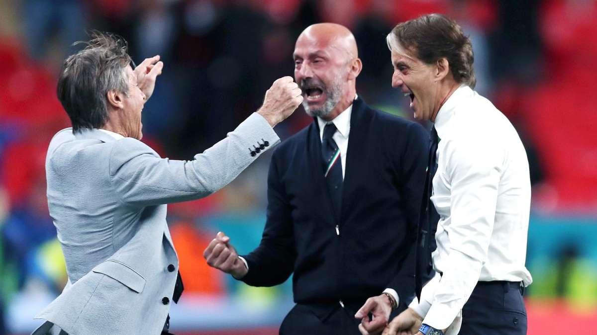 Mancini celebra l'abbraccio a Wembley, Veron: "Grande mister!!"