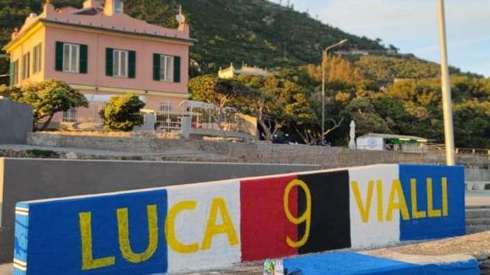 Ripristinato in poche ore il murales per Vialli al Molo dell'Amicizia