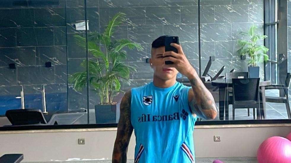 Post social di Amione in palestra con la divisa della Sampdoria