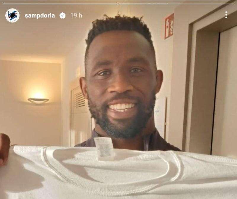 Social Sampdoria, il campione di rugby Kolisi riceve la maglia del club South Africa