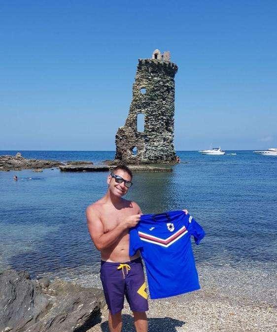 "Bevo e scatto per la Samp": Cala Genovese si trasforma in Cala Blucerchiata
