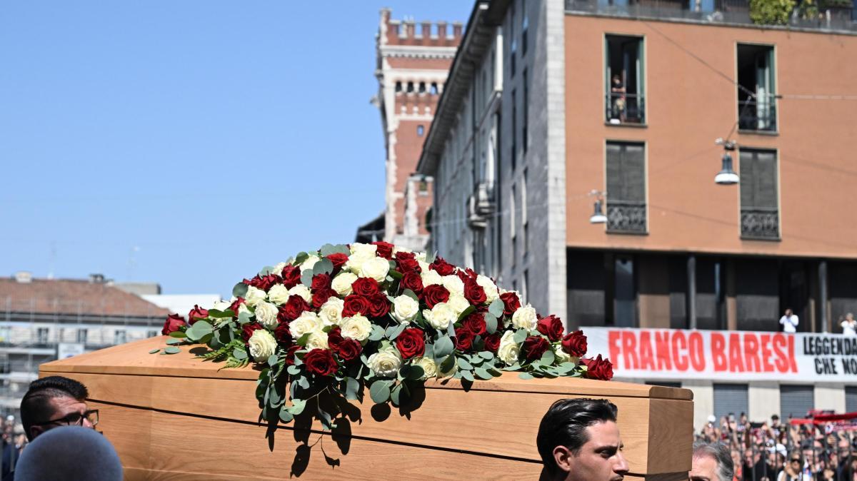 Funerali Baresi, l'ex Sampdoria Evani tra i sei portatori del feretro