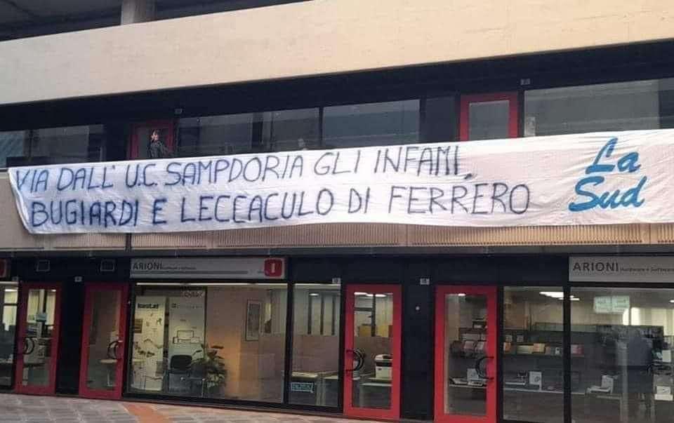 Sampdoria, striscione Gruppi della Sud fuori dalla sede