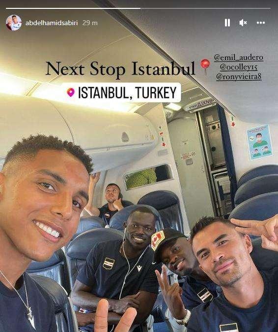 Sampdoria, Sabiri sull'aereo con i compagni: "Prossima fermata Istanbul"