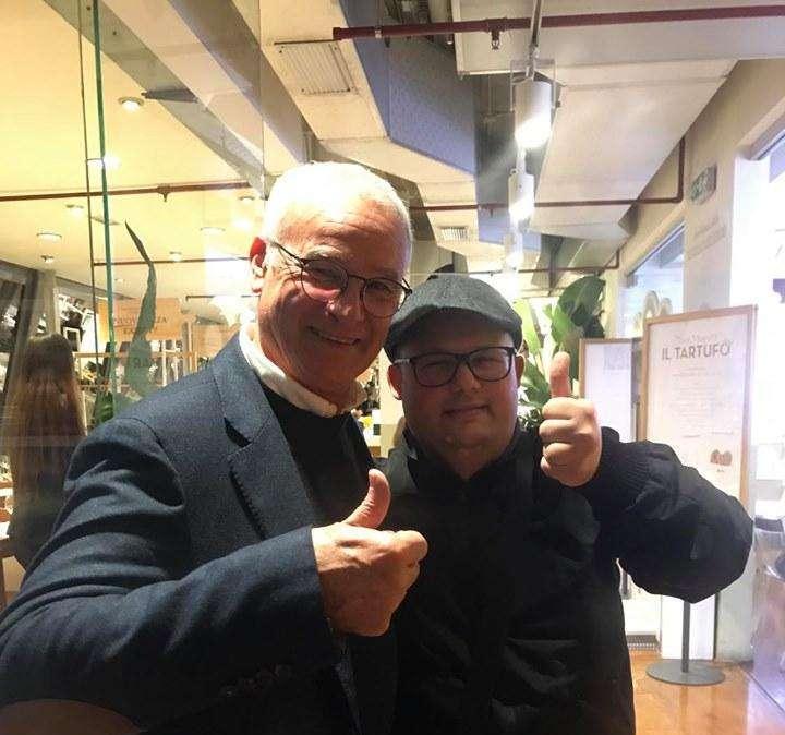 "Bevo e scatto per la Samp": Simone insieme a mister Ranieri