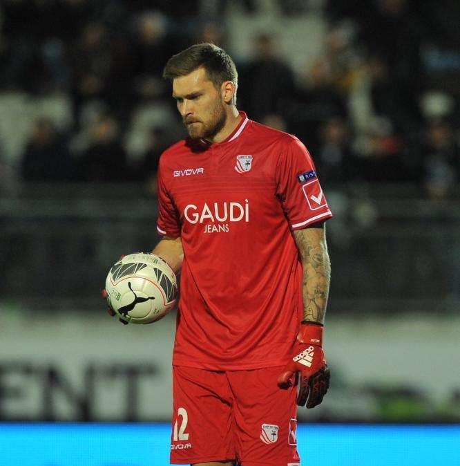Viviano si ferma nel riscaldamento, debutto di Belec