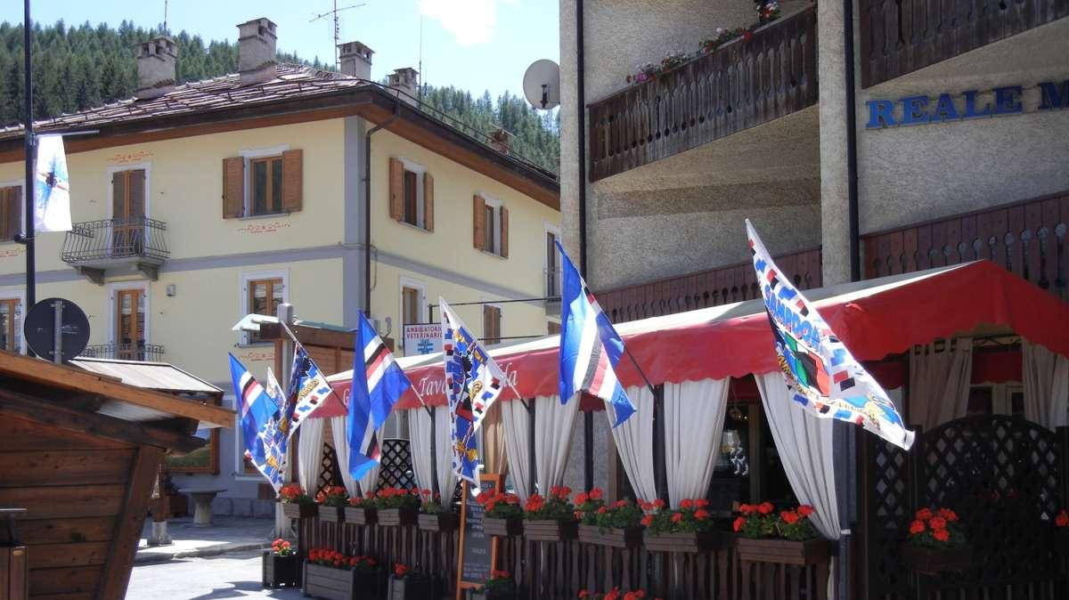 BARDONECCHIA LIVE - Paese tappezzato di bandiere blucerchiate