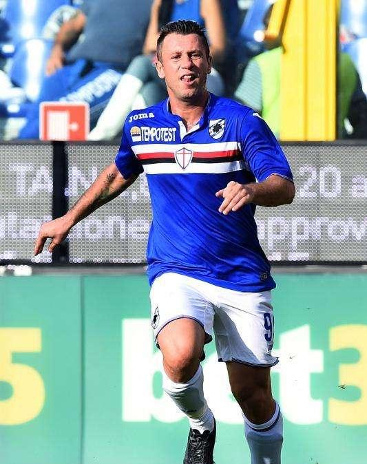 La maglia di Cassano premio della lotteria del Mercatino di San Nicola