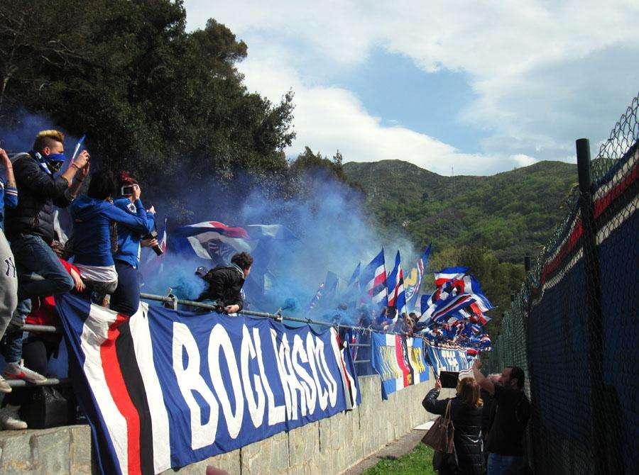 PHOTOGALLERY - I tifosi festeggiano la salvezza al "Mugnaini"