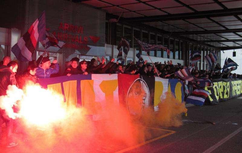 Tifosi all'aeroporto per caricare la squadra in partenza per Roma: la photogallery