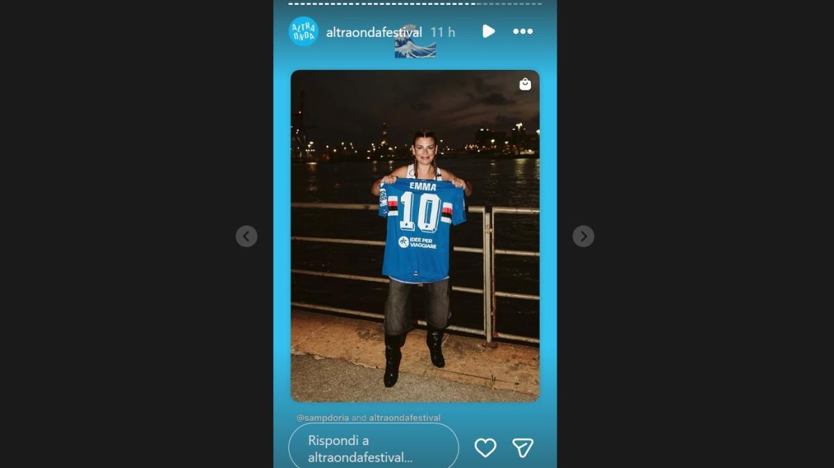 Emma Marrone a Genova: alla cantante in dono la maglia numero 10 dalla Sampdoria