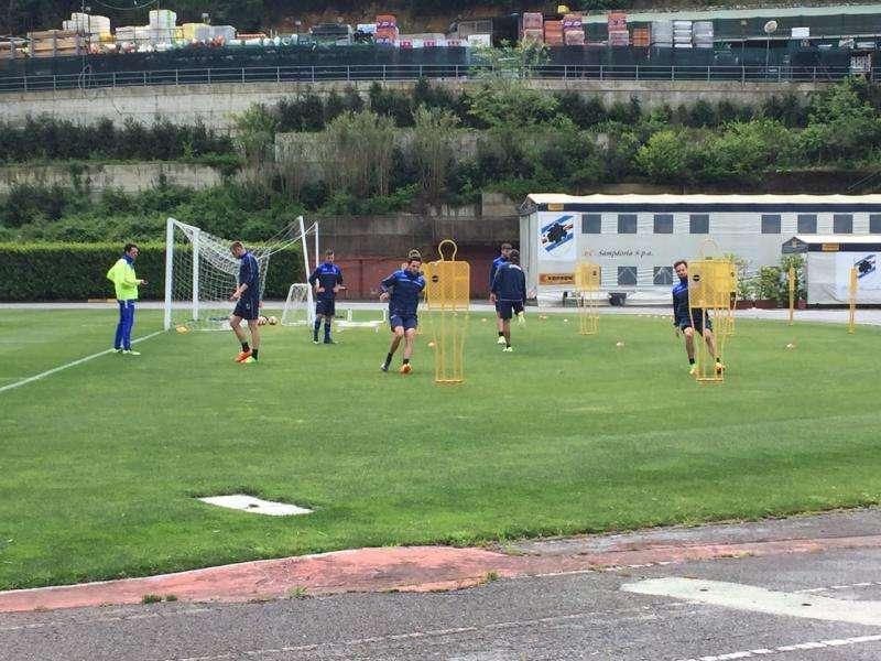 Quagliarella in gruppo, a parte Viviano, Simic e Falcone