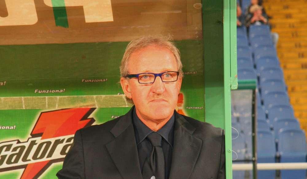 Delneri: "L'arbitro? Certe azioni le potrei vedere anch'io togliendomi gli occhiali..."