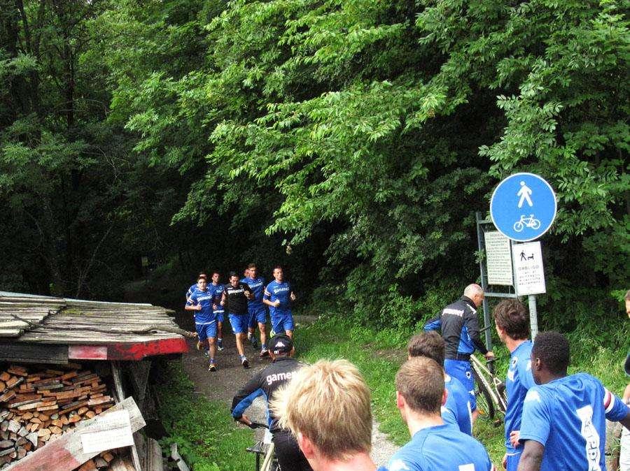 BARDONECCHIA LIVE - Allenamento sul campo e corsa nei boschi. Nel pomeriggio Gastaldello al Samp Village
