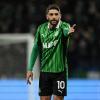 Domenico Berardi soccorre un ciclista ferito a Forte dei Marmi ignorato dai passanti