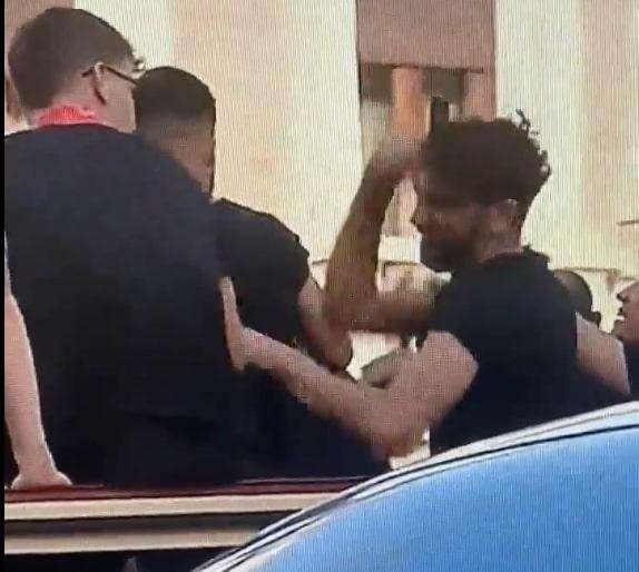 Locatelli Barella, parte 2: 'pugni' del neroverde all'interista - VIDEO