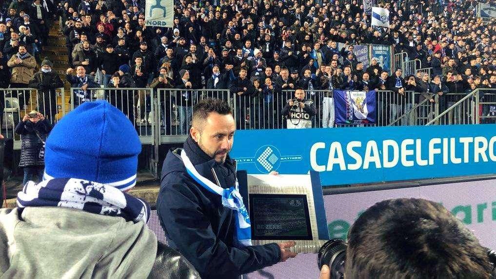 Mister De Zerbi premiato dai tifosi bresciani prima di Brescia-Sassuolo