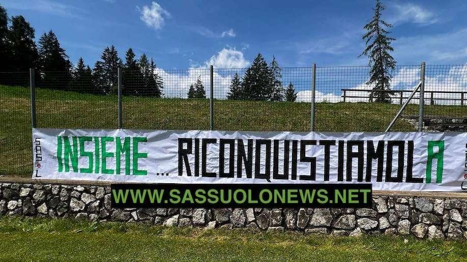 Sassuolo, striscione dei tifosi nel ritiro di Ronzone: "Insieme riconquistiamolA"