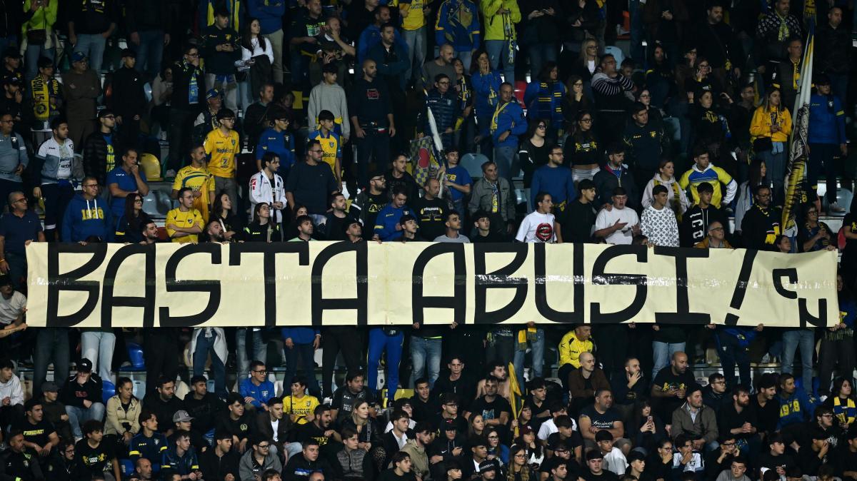 Frosinone-Sassuolo, curve vuote allo Stirpe: doppia protesta sugli spalti