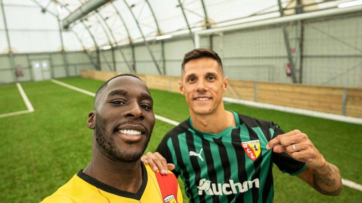 Il Lens presenta la nuova maglia. I social: ma è quella del Sassuolo? - FOTO
