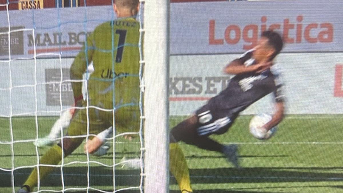 Como-Sassuolo: manca un rigore per un mani di Kaiki sul cross di Dominguez