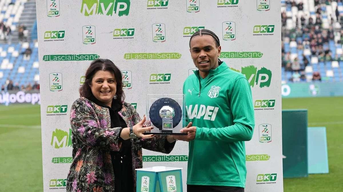 Armand Laurienté del Sassuolo MVP del mese di febbraio della Serie B: ricevuto il premio