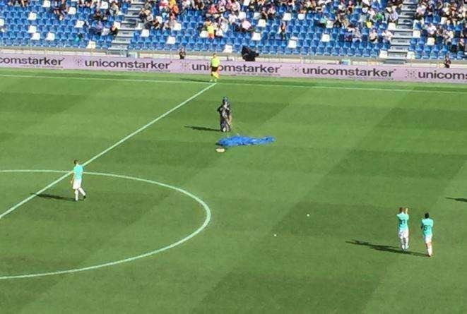 Sassuolo Inter: paracadutista atterra in campo al Mapei Stadium