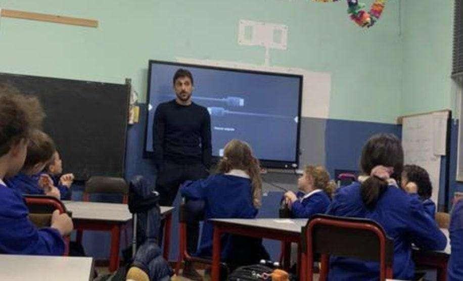 Dionisi in visita ai bambini della scuola primaria Pascoli di Cazzago Brabbia