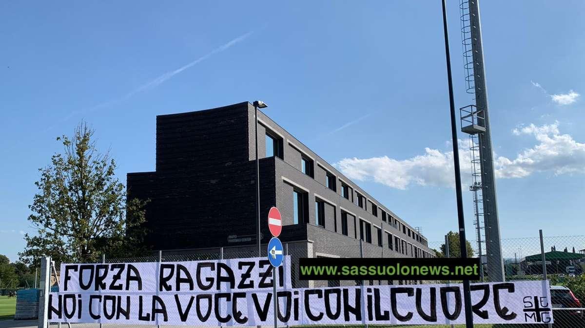 Sassuolo, i tifosi caricano la squadra con uno striscione - FOTO