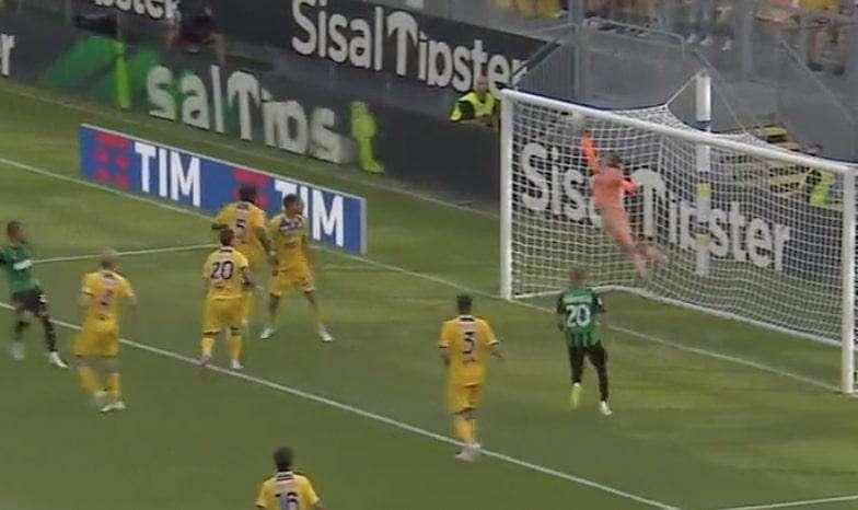 Turati, parata monstre su Toljan in Frosinone-Sassuolo VIDEO