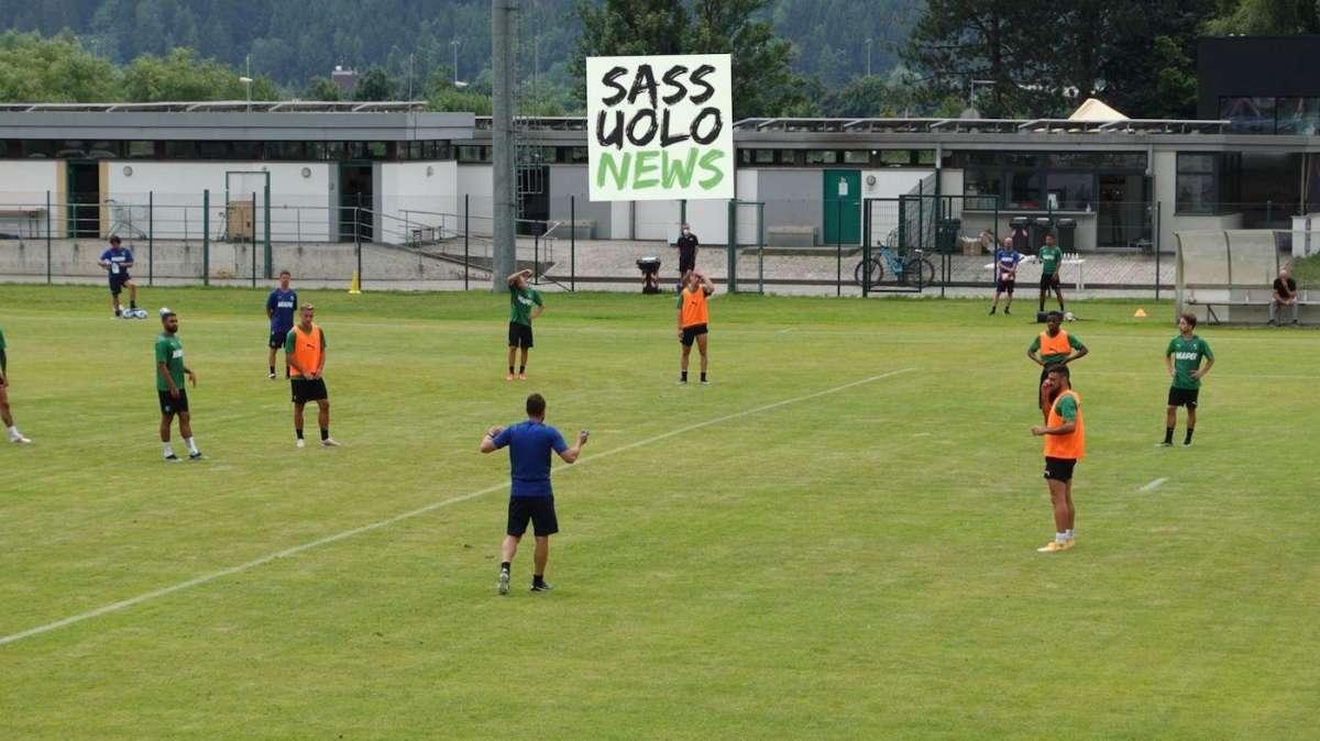 SN - Mister Dionisi e il siparietto con i giovani del Sassuolo durante l'allenamento