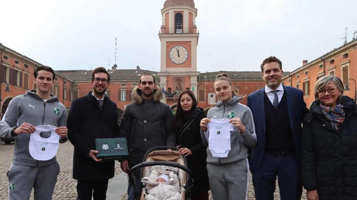 Sofia la prima nata a Sassuolo nel 2026: consegnato il primo baby kit neroverde