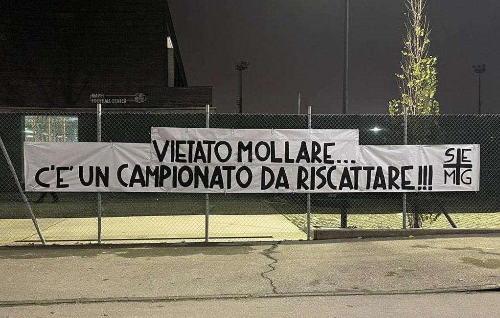 Sassuolo, striscione dei tifosi: "Vietato mollare, c'è un campionato da riscattare"