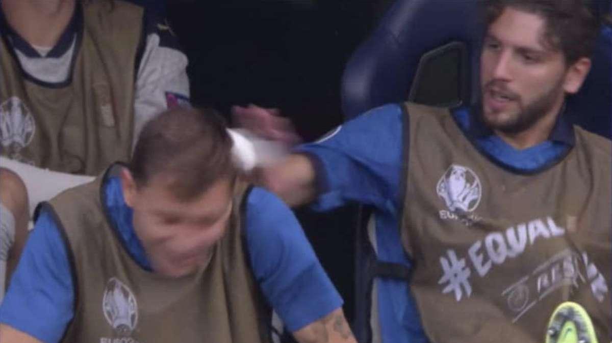 Barella e Locatelli scherzano in panchina ma Manuel non la prende benissimo - VIDEO