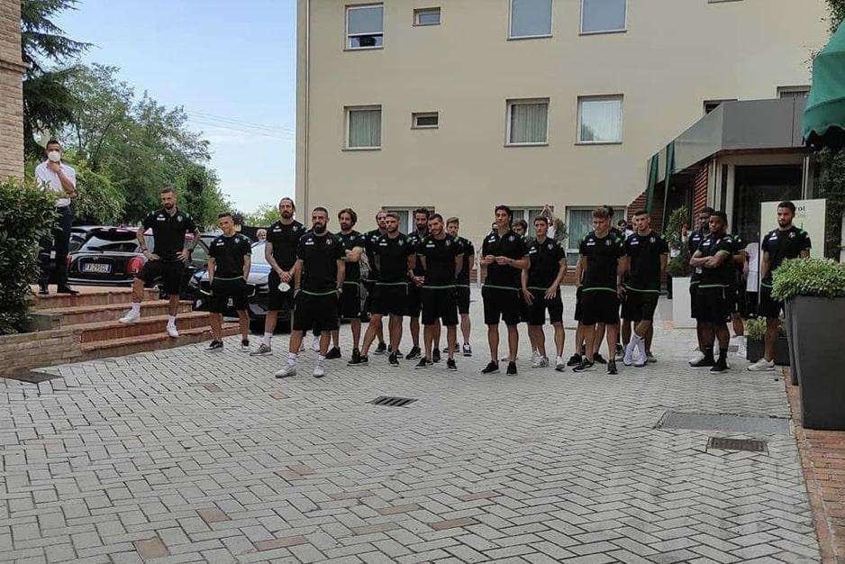 Il saluto dei tifosi alla squadra per l'ultima gara stagionale - VIDEO