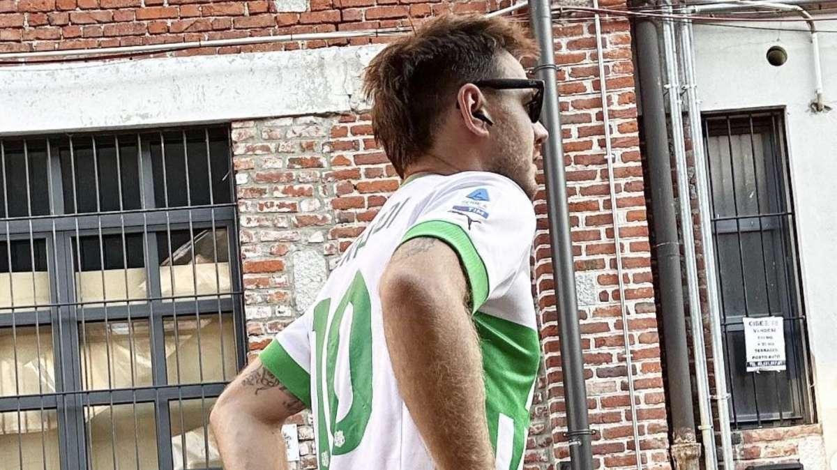 Alessandro Cattelan posa con la maglia di Berardi: la reazione di Mimmo FOTO