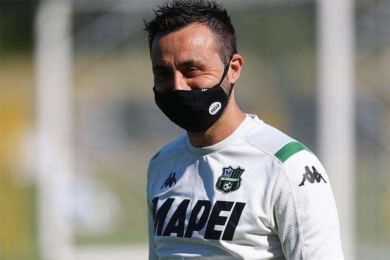 Sassuolo, De Zerbi in campo con la mascherina personalizzata - FOTO