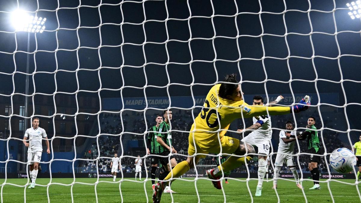 Sassuolo Calcio news oggi: figuraccia neroverde, 2-6 con la Lazio e fischi per tutti!